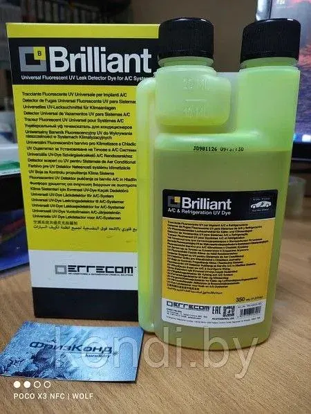 technician using a universal fluorescent UV leak detector dye for AC systems